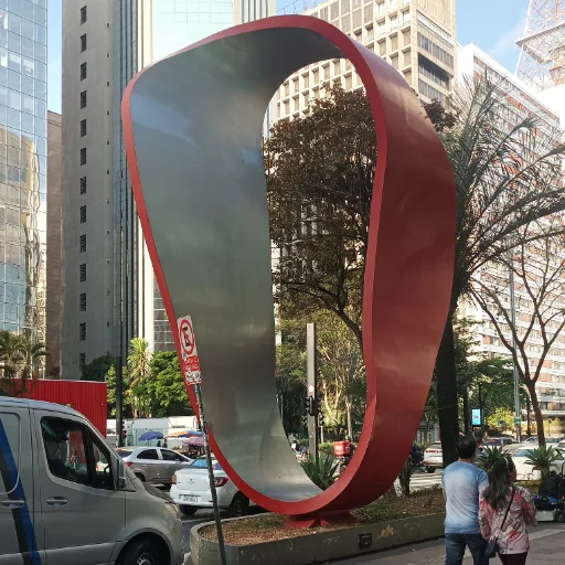 Escultura de Tomie Ohtake